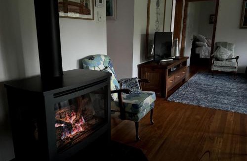 Bilpin House | Artistic Escape: Child-Friendly Retreat with 9.6 Rating