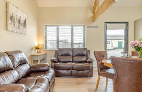 Trowbridge House | Pet-Friendly Retreat at The Ash - Arnolds Hill, Rated 9/10