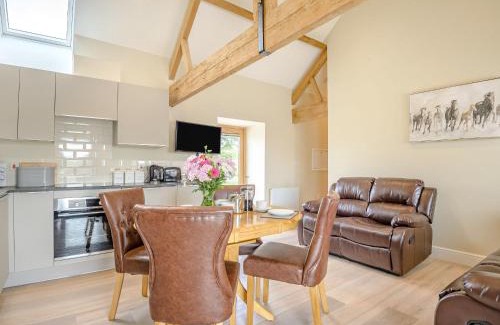 Trowbridge House | Pet-Friendly Retreat at The Ash - Arnolds Hill, Rated 9/10