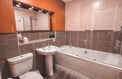North Killingholme Hotel | Delightful Ashbourne Hotel: Accessible Dining & Family Rooms