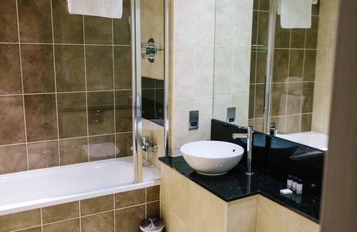 North Killingholme Hotel | Delightful Ashbourne Hotel: Accessible Dining & Family Rooms