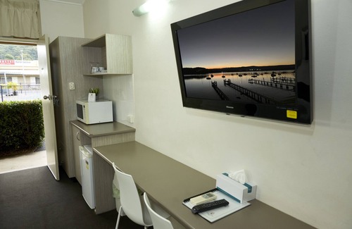 West Gosford Hotel | Discover The Ashwood Motel: Family-Friendly & Poolside Retreat