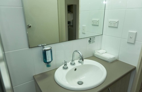 West Gosford Hotel | Discover The Ashwood Motel: Family-Friendly & Poolside Retreat