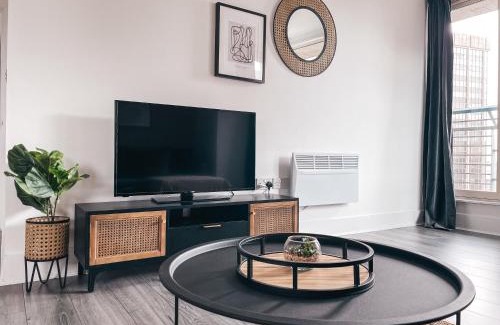 Cardiff City Centre Apartment | Discover Family-Friendly Comfort at The Aspect by Solace Stays