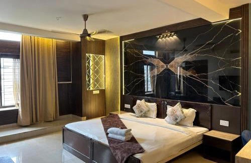 Ballygunge Bed & Breakfast | Cozy Aster Penthouse: Pet & Child Friendly Retreat