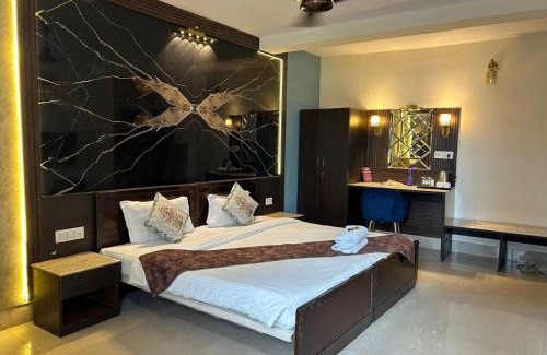 Ballygunge Bed & Breakfast | Cozy Aster Penthouse: Pet & Child Friendly Retreat