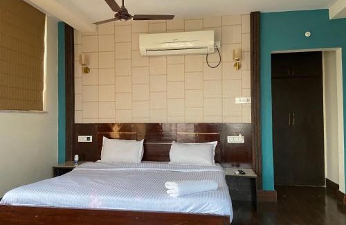 Ballygunge Bed & Breakfast | Cozy Aster Penthouse: Pet & Child Friendly Retreat