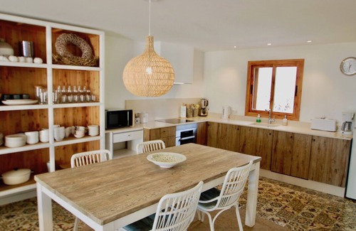 Altea House | Unforgettable Stay at The Athena Duplex with Spa & Kitchen