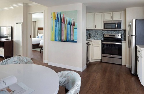 Delray Beach Hotel | Elegant Atlantic Suites with Pool and Spa on the Avenue