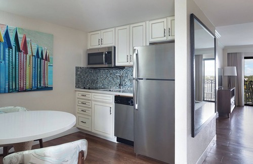 Delray Beach Hotel | Elegant Atlantic Suites with Pool and Spa on the Avenue