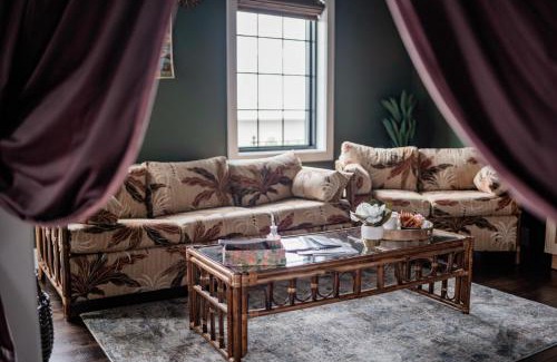 Perryville Hotel | Discover The Atrium: Boutique Hotel with Pool & Pet Perks