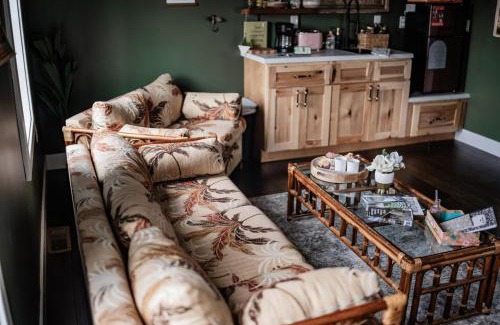 Perryville Hotel | Discover The Atrium - A Boutique Hotel with Pool Access