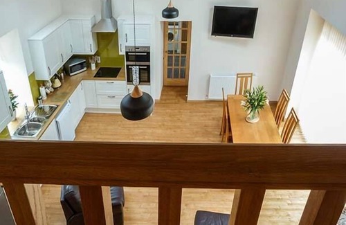Forsinard Cottage | Discover The Auld Kirk: Family-Friendly with Kitchen & Breakfast