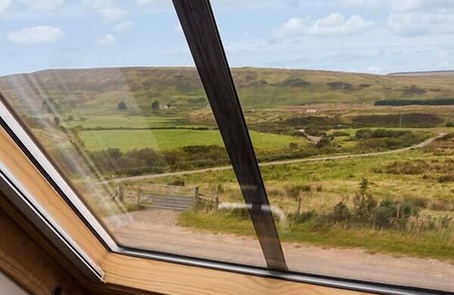 Forsinard Cottage | Discover The Auld Kirk: Family-Friendly with Kitchen & Breakfast