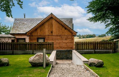Delny Villa | Discover The Auld Reekie: Guest Rated 9.8 with Hot Tub