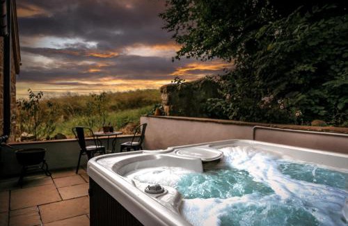 Delny Villa | Discover The Auld Reekie: Guest Rated 9.8 with Hot Tub