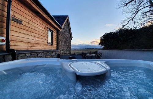 Delny Villa | Discover The Auld Reekie: Guest Rated 9.8 with Hot Tub