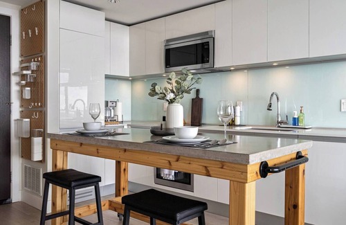 Victoria Park Apartment | Experience The Aurora: Panoramic City Views Await!