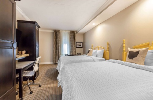 Aurora Hotel | Experience Comfort at The Aurora Inn with Pool & Spa