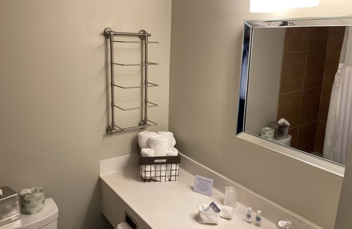 Aurora Hotel | Experience Comfort at The Aurora Inn with Pool & Spa
