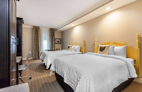Aurora Hotel | Experience Comfort at The Aurora Inn with Pool & Spa