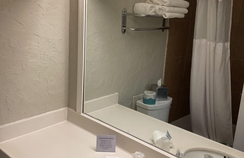 Aurora Hotel | Experience Comfort at The Aurora Inn with Pool & Spa