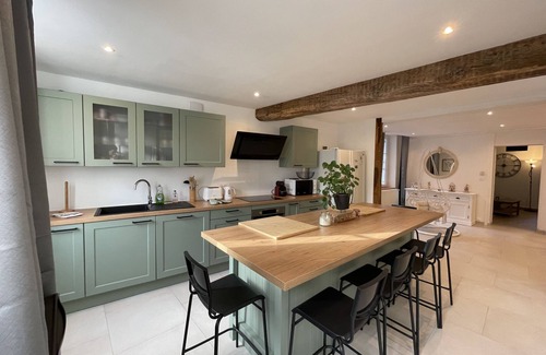 Chablis House | Exceptional Family Townhouse with Kitchen & Breakfast Options