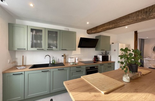 Chablis House | Exceptional Family Townhouse with Kitchen & Breakfast Options
