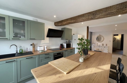 Chablis House | Exceptional Family Townhouse with Kitchen & Breakfast Options