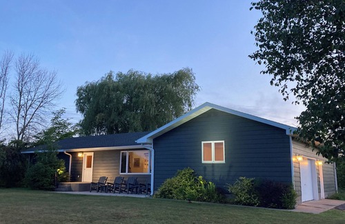 Au Train House | Guest Rated 10/10: The AuTrain Lake House Retreat