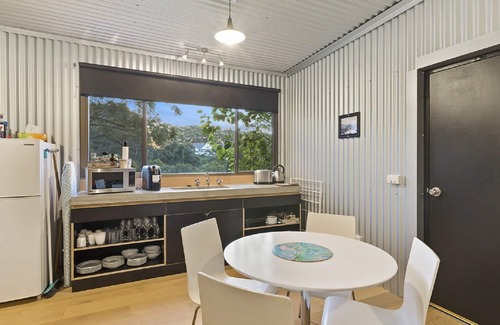 Avoca Beach Cabin | Experience The Avenue: Beachfront Cabin with Spectacular Views