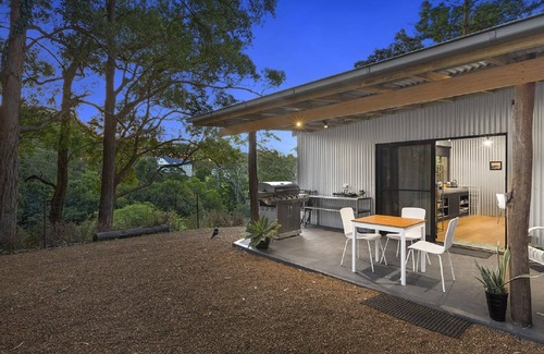Avoca Beach Cabin | Experience The Avenue: Beachfront Cabin with Spectacular Views