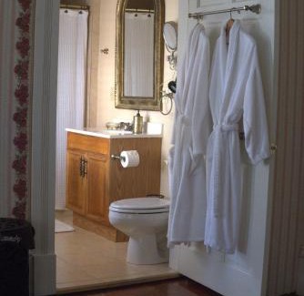 Monticello Bed & Breakfast | Experience The Avera-Clarke House: Family-Friendly Stay