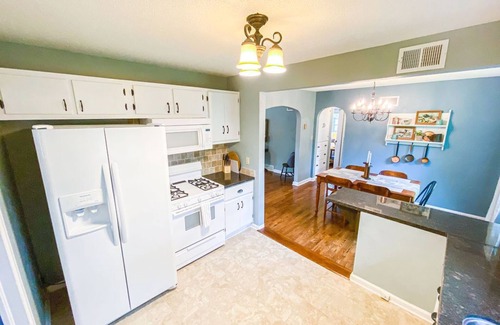 Springfield House | Beautiful Aviary Cottage: Pet-Friendly Retreat with Breakfast