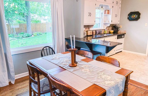 Springfield House | Beautiful Aviary Cottage: Pet-Friendly Retreat with Breakfast