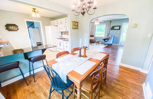 Springfield House | Beautiful Aviary Cottage: Pet-Friendly Retreat with Breakfast