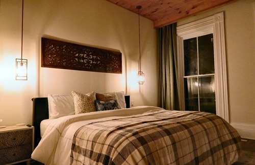 Madison House | The Aviator: Serene Ambience & Stylish Comfort