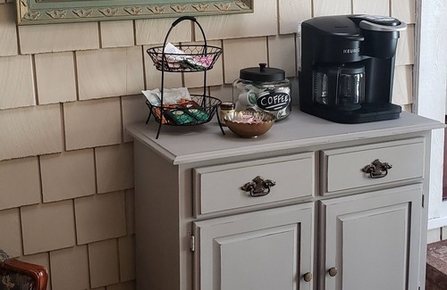 Tyler House | Inviting Azalea Cottage: Family-Friendly Escape at Bergfeld Park