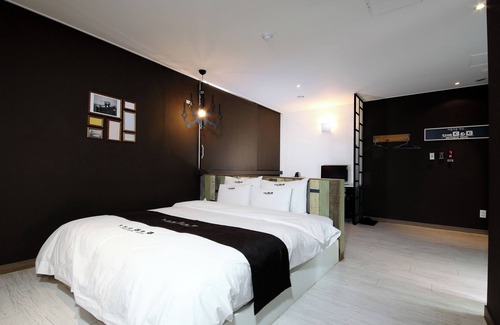 Buk-myeon Hotel | Cozy B&B Changwon: Family-Friendly with Hot Tub & Breakfast