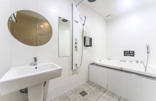 Buk-myeon Hotel | Cozy B&B Changwon: Family-Friendly with Hot Tub & Breakfast