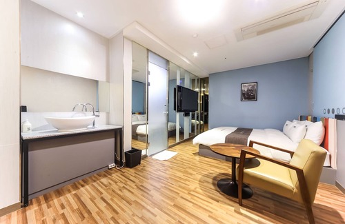 Buk-myeon Hotel | Cozy B&B Changwon: Family-Friendly with Hot Tub & Breakfast