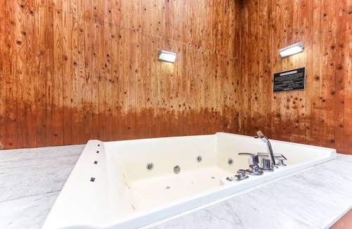 Buk-myeon Hotel | Cozy B&B Changwon: Family-Friendly with Hot Tub & Breakfast