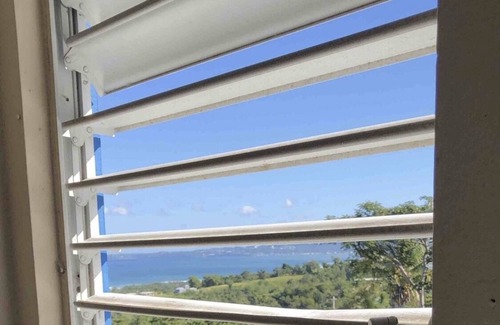 Barrero House | Cozy Babanees Boho Chic Surf Shack in Bummer Hill