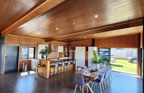 Kaimaumau House | Discover The Bach 825: Family-Friendly Retreat by Rangaunu