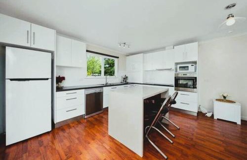 Richmond House | Inviting Baker's Cottage: Family-Friendly Getaway in Richmond