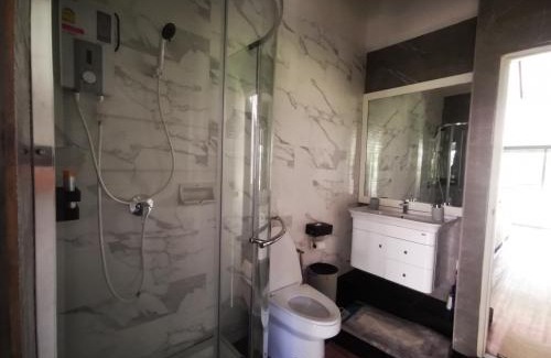 Khanong Phra House | Relaxing Balcony Pool Villa with Pet-Friendly Amenities