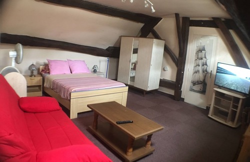 Mer Bed & Breakfast | Affordable Stay at The Ban Oven with Kitchen Amenities