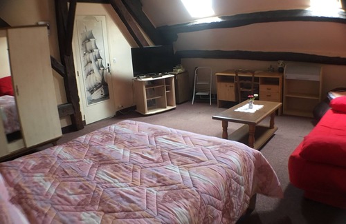 Mer Bed & Breakfast | Affordable Stay at The Ban Oven with Kitchen Amenities