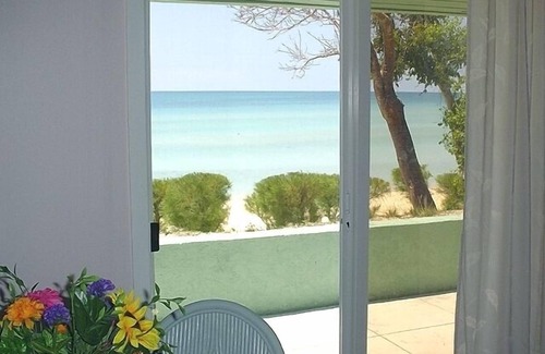South Palmetto Point House | Beachfront Bliss at The Barefoot Beach House - 10/10 Rating