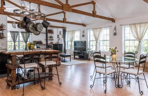 Hendersonville House | Pet-Friendly Getaway at The Barn at Slick Rock: 10/10 Rated